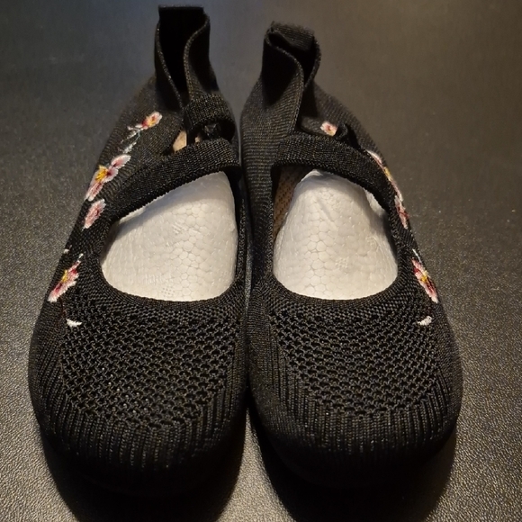 Elegant Black Floral Women's Flats - Picture 1 of 6